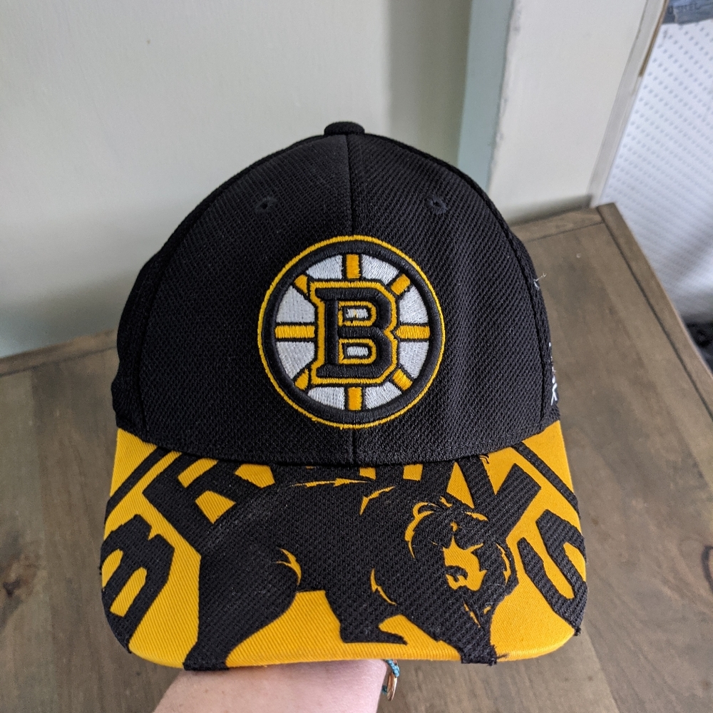 NHL Boston Bruins Hockey embroidered fitted hat.